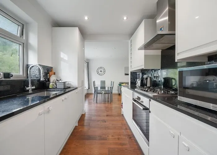 Beautiful Large 3 Bedroom Flat In North London