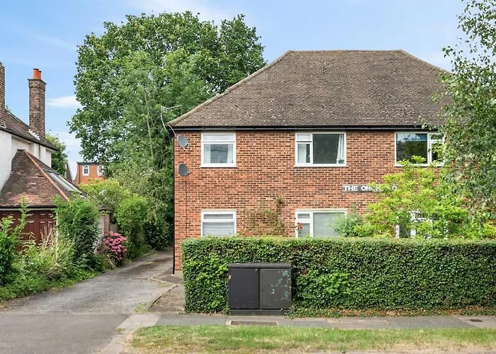 Beautiful Large 3 Bedroom Flat In North London