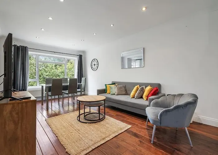 Beautiful Large 3 Bedroom Flat In North London