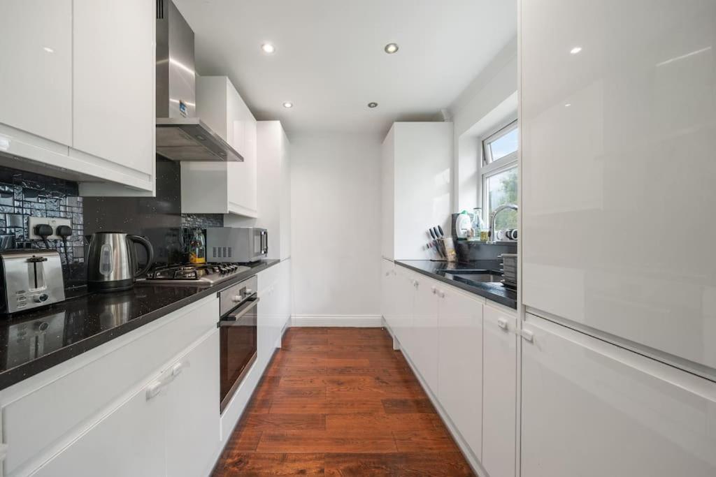 Beautiful Large 3 Bedroom Flat In North London